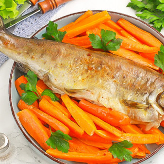 Форель с морковью