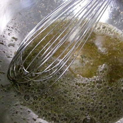 1. Этап. Утка, запеченная с апельсинами: В крупной миске смешиваем до однородности сок одного лимона, сок одного апельсина, соль, перец, оливковое масло и специи.