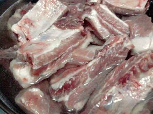 1. Этап. Свиные ребрышки с черносливом: Выкладываем ребрышки в кастрюлю и заливаем холодной водой, оставляем на 2-3 минуты. Теперь сливаем воду и заливаем чистой холодной водой, оставляем на 30-50 минут.