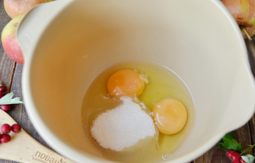 1. Этап. Шоколадная шарлотка с яблоками: Яйца взбейте миксером с сахаром до плотной светлой пены.