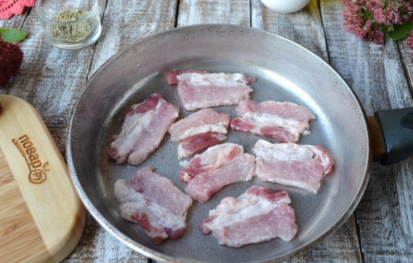 1. Этап. Перловая каша с фасолью, тыквой и беконом: Бекон обжарьте до готовности на сковороде, посолите, поперчите.