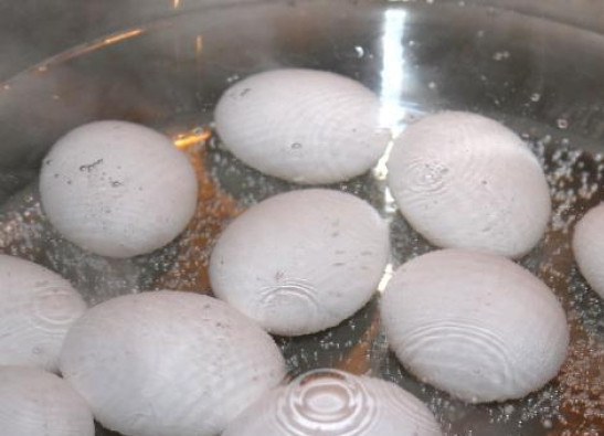 1. Этап. Кружевные крашеные яйца: 1. Рецепт приготовления кружевных крашеных яиц действительно не очень сложный. Для начала необходимо отправить яйца в кастрюлю, залить холодной водой и сварить вкрутую.