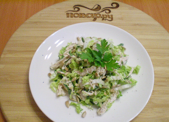 1. Этап. Салат Дамский угодник: Салат перемешайте. Выложите горкой на тарелочку, сверху посыпьте семечками и украсьте зеленью. Приятного!
