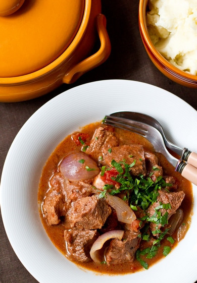 1. Этап. Стифадо из говядины: Подаем блюдо к столу, полив его лимонным соком и присыпав измельченной зеленью. Приятного аппетита!