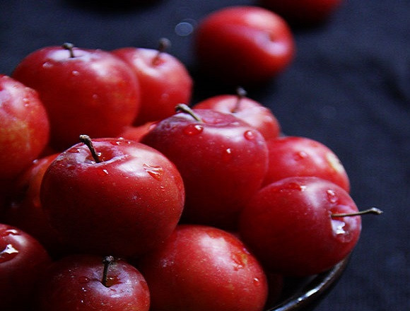 1. Этап. Сливы, маринованные без закатки: 1. Переберите фрукты, уберите порченные плоды. Сливы нужно хорошо вымыть и дать им как следует обсохнуть. Использовать можно абсолютно любые сливки, которые окажутся под рукой, однако фрукты не должны быть перезревшими.