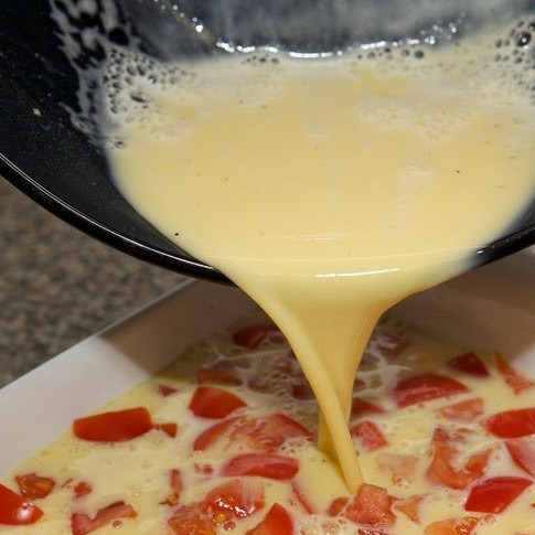 1. Этап. Яичница в духовке: Заливаем яичной смесью.