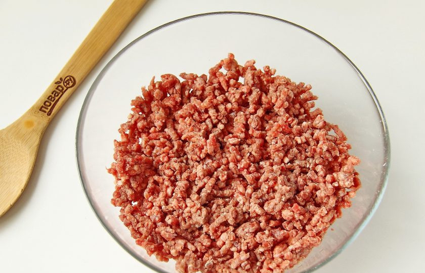 1. Этап. Котлета по-хлыновски: Переложите фарш в глубокую миску.