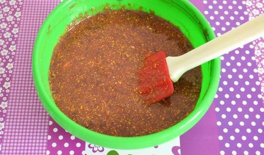 1. Этап. Печеночное суфле для детей: Вымочите булочку в молоке. Печень промойте, удалите жилки и и измельчите блендером вместе с булочкой.