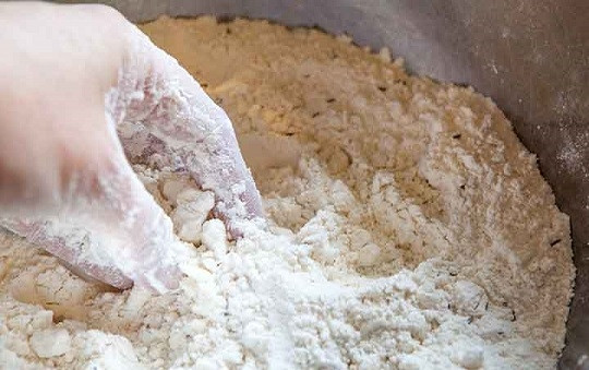 1. Этап. Хлеб с тмином: 1. Первым делом включите духовку, пусть разогревается до 230 градусов. В глубокую мисочку просейте муку, добавьте соль, соду, сахар, тмин и размягченное сливочное масло. Разотрите руками или вилкой до однородной крошки.