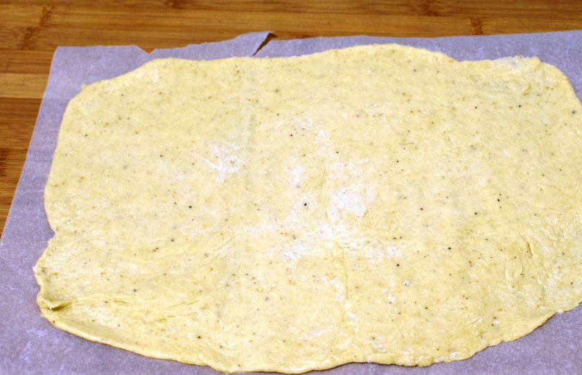 1. Этап. Хрустящий рулет с безе и орехами: Раскатайте тесто в тонкий пласт между двумя листами пергамента. Верхний лист уберите, а на нижнем работайте дальше и выпекайте на нем же.