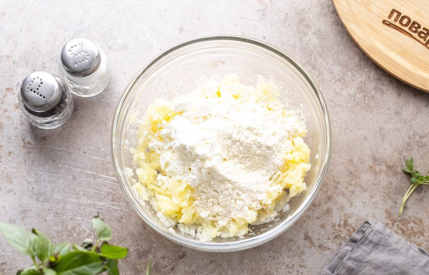 1. Этап. Постные ленивые вареники: Добавьте пшеничную муку и крахмал. Тщательно все перемешайте.