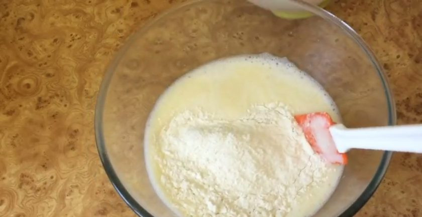 1. Этап. Вкусные блинчики на воде: 1. Просеянную муку смешайте с солью и разрыхлителем. В миску выложите яйца и взбейте с сахаром до появления легкой пены. В яичную смесь добавьте воду и небольшими порциями добавьте мучную смесь.