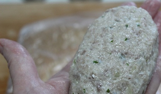 1. Этап. Рыбные зразы: Соединить края лепешки. Прокатать в сухарях и выложить на блюдо, выложенное пищевой пленкой.