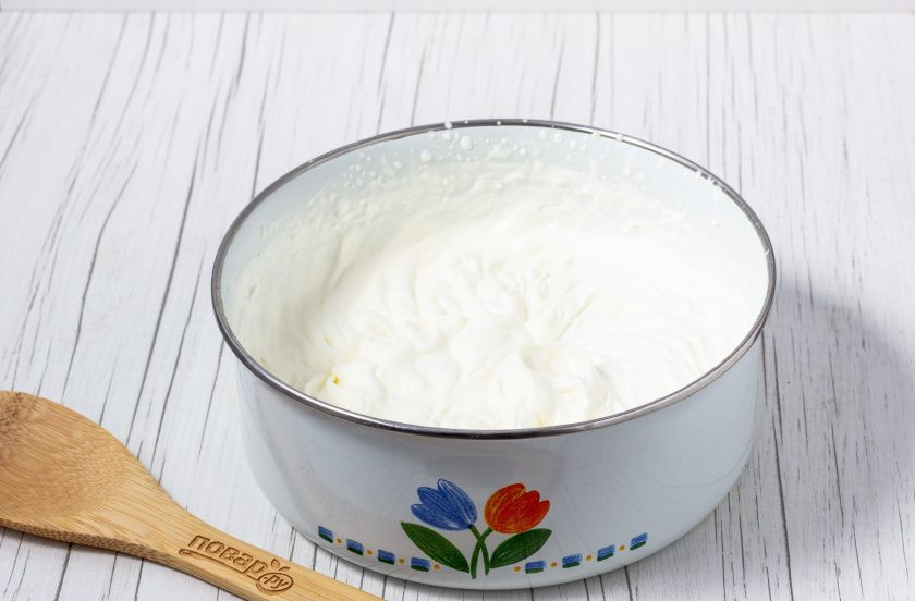 1. Этап. Шоколадный бисквитный рулет: Пока рулет остывает, приготовьте крем. Взбейте холодные сливки.