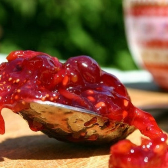 Варенье из крыжовника с клубникой, малиной и апельсином