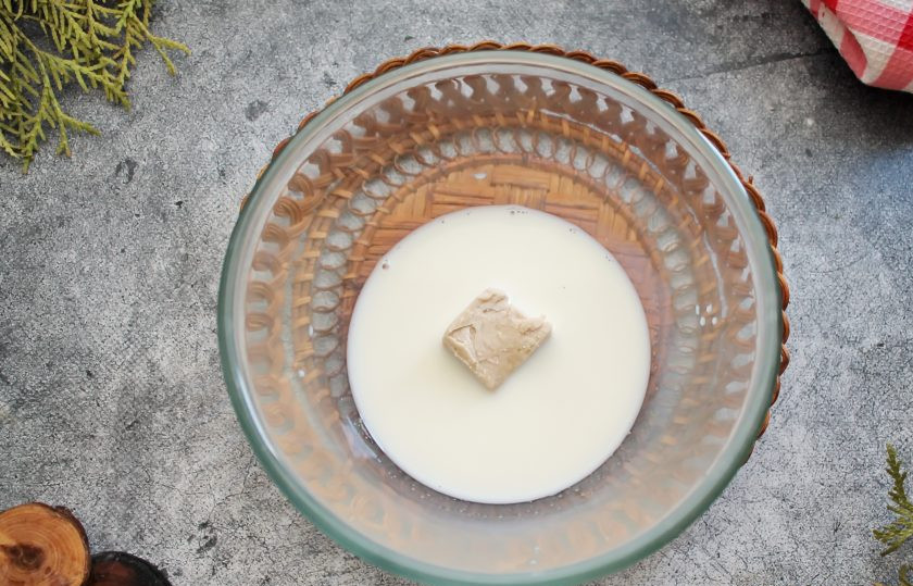 1. Этап. Пирожки жареные во фритюре с мясом: Молоко подогрейте до теплого состояния. Добавьте дрожжи, сахар и 3 чайные ложки муки, перемешайте до однородности.