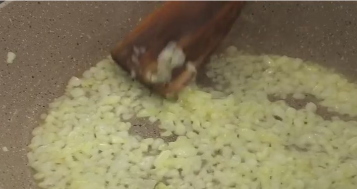 1. Этап. Сырный соус Дор Блю: 3. Лук и чеснок отправьте на сковороду и 2-3 минуты томите, пока лук не станет полупрозрачным.