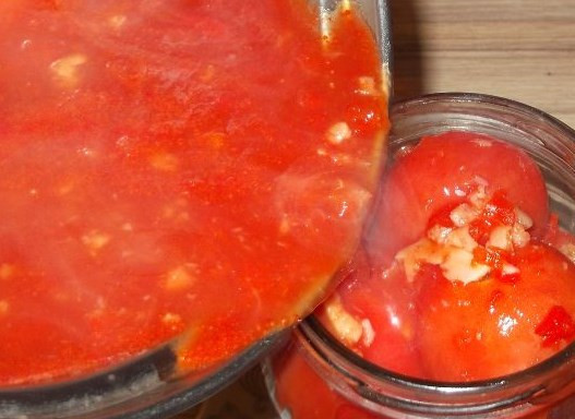 1. Этап. Помидоры в собственном соку на зиму: Затем кипяток слить и залить кипящим, хорошо проваренным томатным соком со специями и пряностями.