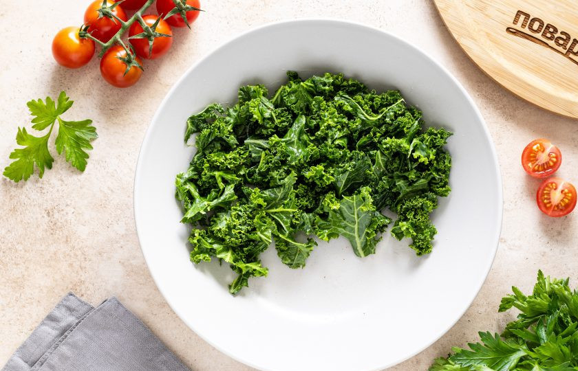 1. Этап. Салат из фасоли с киноа: Полейте листья кейла заправкой и пожмите их руками, чтобы они стали мягче.