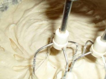 1. Этап. Оладьи с яблоком: Перемешиваем миксером, небольшими порциями всыпаем муку.