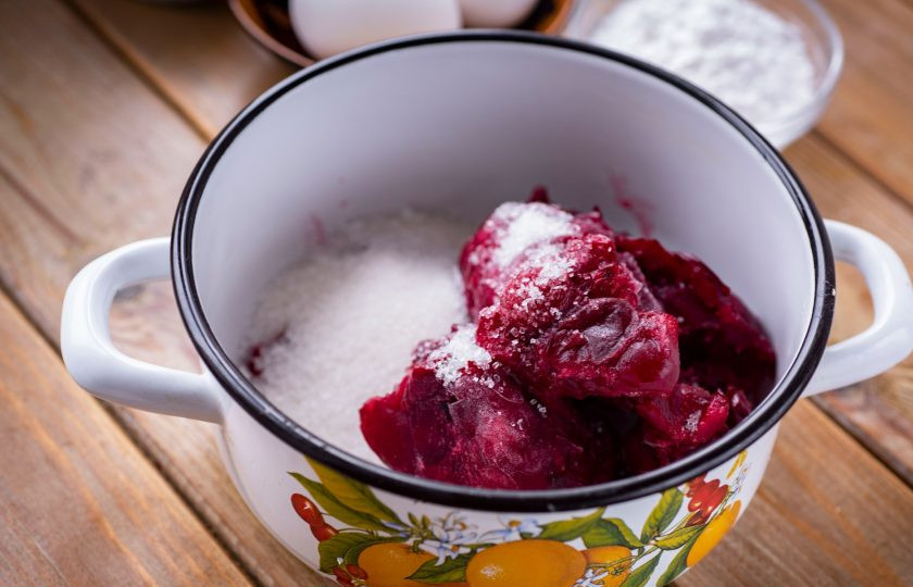 1. Этап. Пирог с замороженной вишней и безе: В кастрюлю выложите замороженную вишню, добавьте сахар, поставьте на умеренный огонь и, помешивая, дождитесь, когда сахар полностью растворится.