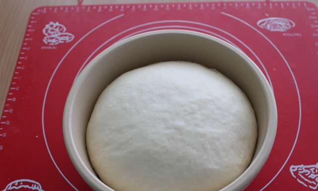 1. Этап. Горячие пирожки: Замешиваем достаточно плотное, но не слишком крутое по консистенции тесто. Оставляем его в теплом месте на час. Затем разминаем его и опять формируем шарик. Убираем в тепло еще на часик. Вот такой гладенький комочек у нас должен получиться.