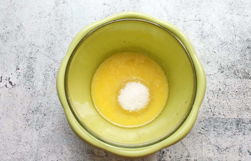 1. Этап. Пирог Ананда: Сливочное масло растопите, добавьте сахар, соль и ванильный сахар, перемешайте.