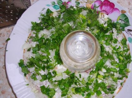 1. Этап. Салат Браслет: 5. Свежую зелень вымыть, просушить и измельчить. Можно использовать лук, петрушку, укроп, базилик, кинзу и т.д. Выложить в салат.