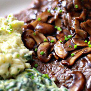 Стейк с грибным соусом и сливочным шпинатом