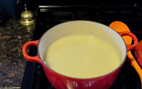 1. Этап. Сливочный суп с цветной капустой: 6. Обратно вылейте все в кастрюлю и поставьте на огонь.