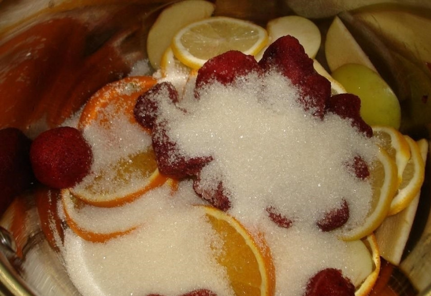 1. Этап. Пунш безалкогольный: 2. Перекладываю все порезанные фрукты в большую миску, чтобы удобно было мешать, добавляю клубнику (использую замороженную) и сахарный песок.