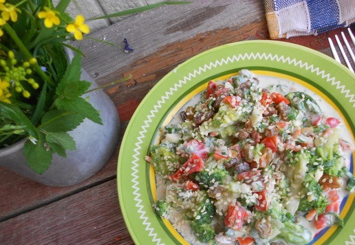 1. Этап. Салат из брокколи с перцем: Перед подачей посыпать кунжутом. Приятного аппетита!