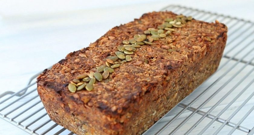 1. Этап. Сладкий хлеб с семечками: 5. После этого разогрейте духовку до 200 градусов. Запекайте в ней сладкий хлеб в течение 1 часа. Приятной вам дегустации!