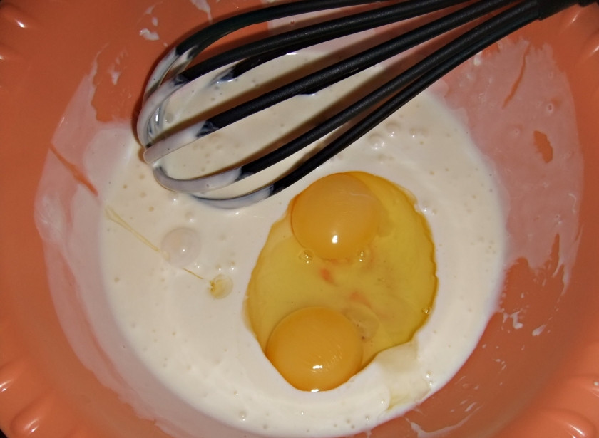 1. Этап. Пицца с помидорами в мультиварке: 2. Займемся тестом. Смешиваем кефир, майонез и два яйца до однородности.