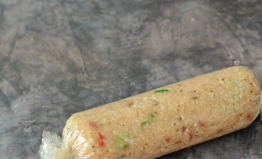 1. Этап. Рулет из индейки с ягодами годжи: Закрутите его в плёнку 