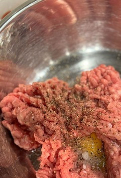 1. Этап. Очень мясная пицца-запеканка: В фарш добавить яйцо, соль, перец