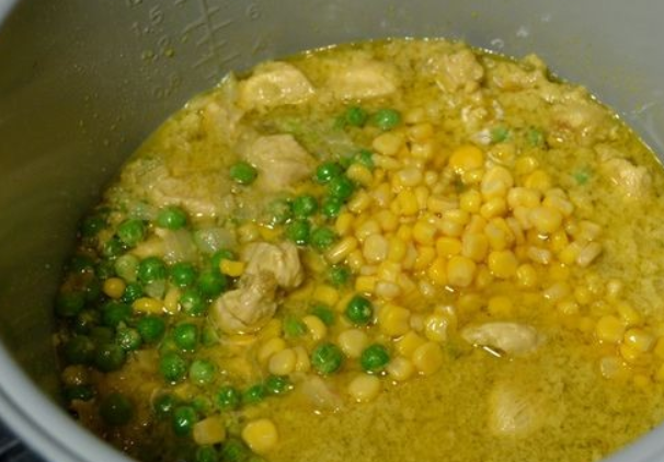 1. Этап. Курица карри в мультиварке: Вливаем кокосовое молоко и переключаем мультиварку в программу 