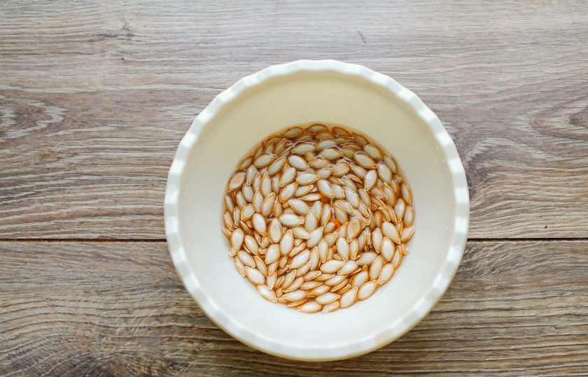 1. Этап. Соленые тыквенные семечки: Залейте соленым раствором семечки на 2-3 минуты, откиньте на сито и дайте воде полностью стечь.