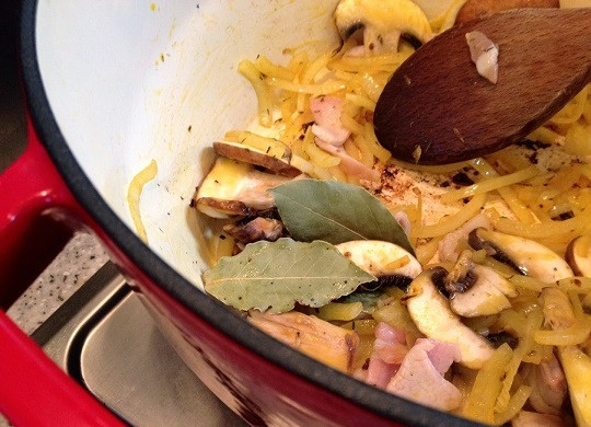 1. Этап. Говяжья печень с грибами: 3. Добавьте кусочки бекона, немного соли и перца, а также любимые специи, травы. Жарьте на среднем огне, помешивая, минут 5.