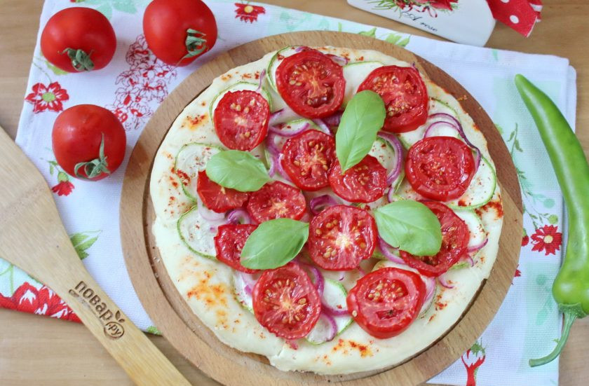 1. Этап. Испанская пицца: Горячая, ароматная, вкусная пицца готова к подаче на стол. Перед подачей украсьте её листиками базилика.