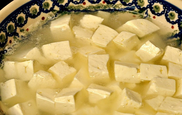 1. Этап. Рассол для брынзы: 6. Для приготовления рассола соль растворяем в стакане воды. В миску наливаем соленый раствор и погружаем в него кусочки сыра, оставляем так на 30 минут (по желанию можно и дольше). Приятного аппетита!