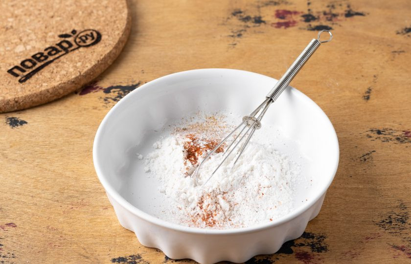 1. Этап. Хрустящий тофу в кунжуте: Смешайте муку с солью и специями.