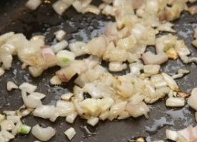 1. Этап. Гороховая каша в мультиварке: Пока ваша каша варится, очистите лук, мелко его нашинкуйте и обжарьте на сковороде (добавьте немного масла) до золотистого цвета.