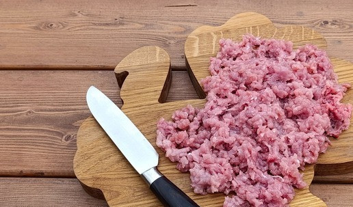 1. Этап. Чебуреки из индейки в рисовой бумаге: Убрать лишний жирок и жилки, очень мелко порубить ножом.