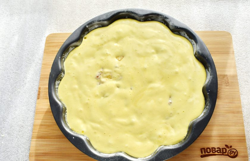 1. Этап. Шарлотка с курагой и яблоками: Форму для запекания смажьте маслом, присыпьте мукой. Вылейте тесто в форму и поставьте запекаться в хорошо разогретую (180 градусов) духовку на 30 минут.