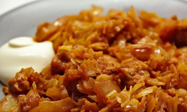 1. Этап. Cолянка тушеная: На слабом огне тушите один час. Пару раз помешайте.