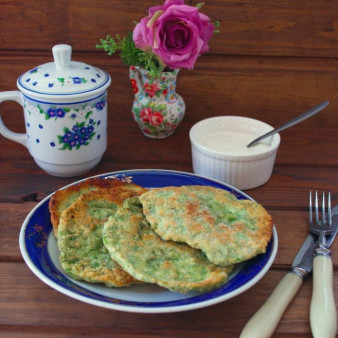 Лепешки с зеленью на сковороде