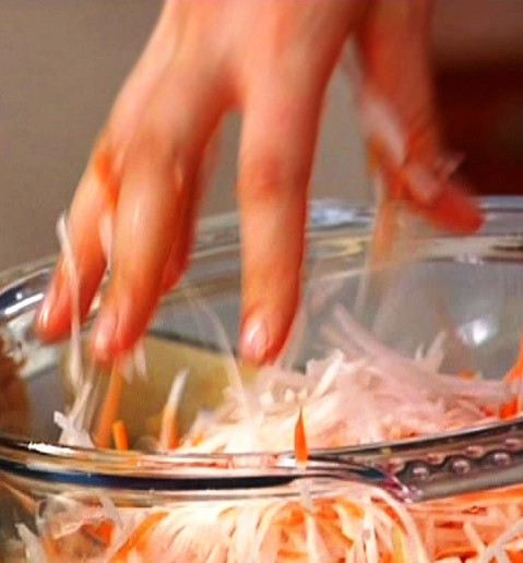 1. Этап. Салат из редьки с морковью: Аналогично шинкуем очищенную морковь. Рукой перетираем морковь и редьку, чтобы овощи пустили сок.