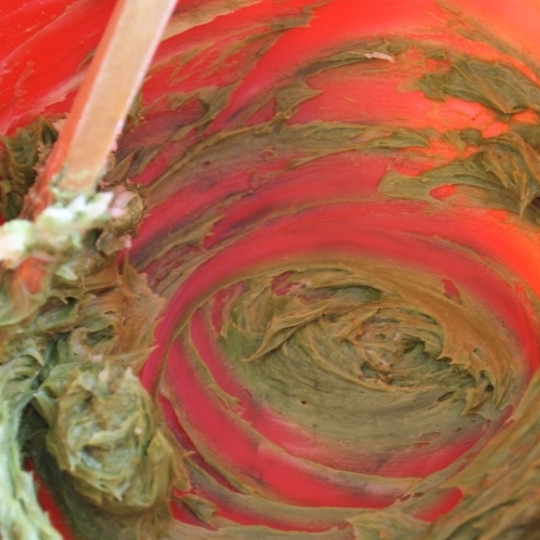 1. Этап. Печенье с зеленым чаем: Добавляем в масляную смесь листья зеленого чая (если у вас крупные - измельчить), хорошенько перемешиваем. Масса должна окраситься в зеленый цвет, а самих листиков чая в массе уже практически не должно ощущаться.