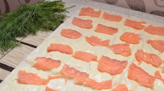 1. Этап. Лаваш с сыром, и семгой, и зеленью: 3. Распределяю нарезанную рыбку по всей поверхности лаваша.